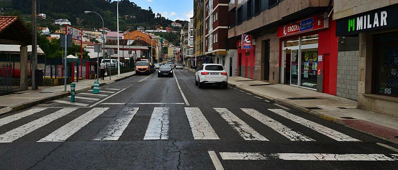 La calle Pazos Fontenla, en el centro de Bueu, a la altura de una de las salidas del río Bispo. |   // G.NÚÑEZ