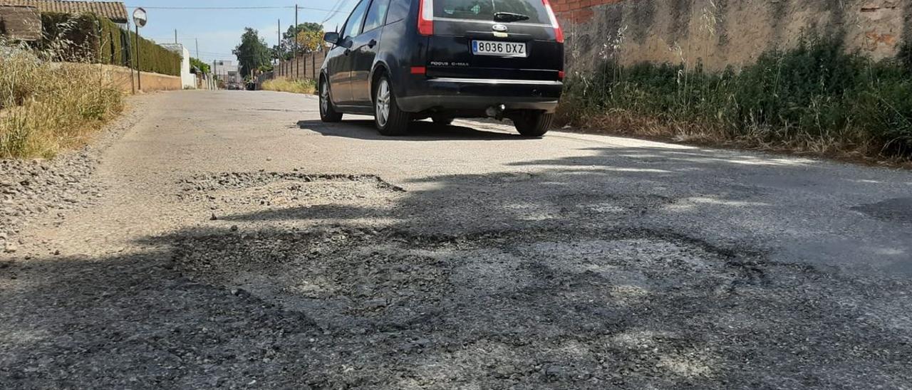 Los baches en varios caminos del entorno de la Bassa del Poble es motivo de petición vecinal.