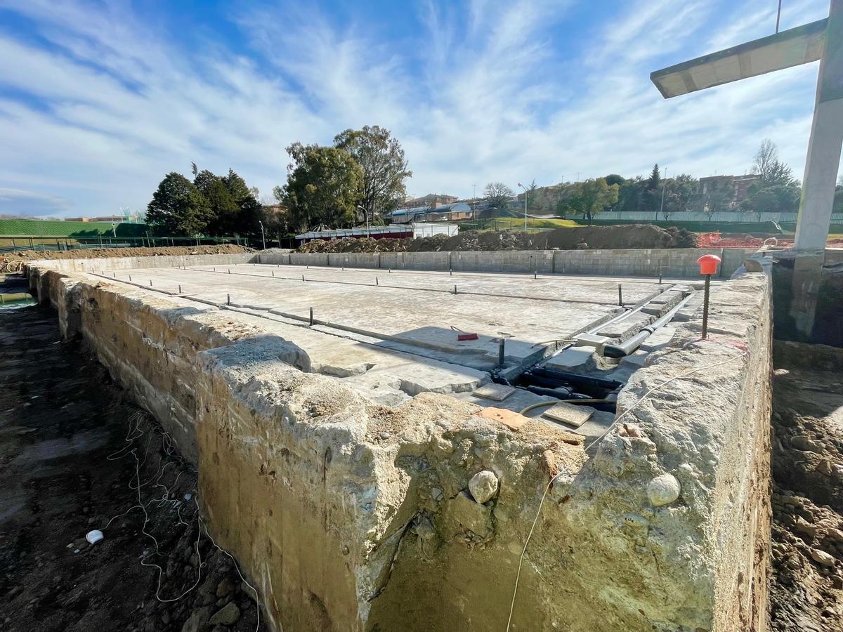 Una imagen de las obras de la piscina de Plasencia.