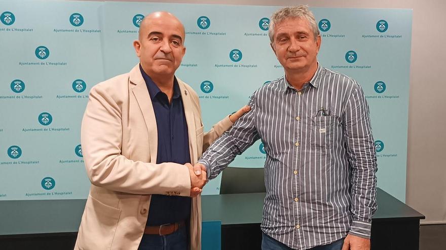 El primer teniente de Alcalde de L'Hospitalet, Jesús Husillos (PSC), y el portavoz de los Comuns, Manuel Domínguez, escenifican el doble acuerdo anunciado este miércoles