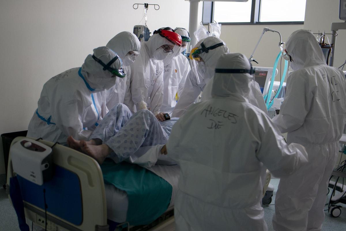 Sanitarios en la REA del CHUO. // BRAIS LORENZO