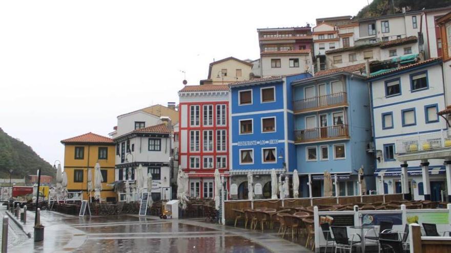 Terrazas en la plaza de la Marina de Cudillero.