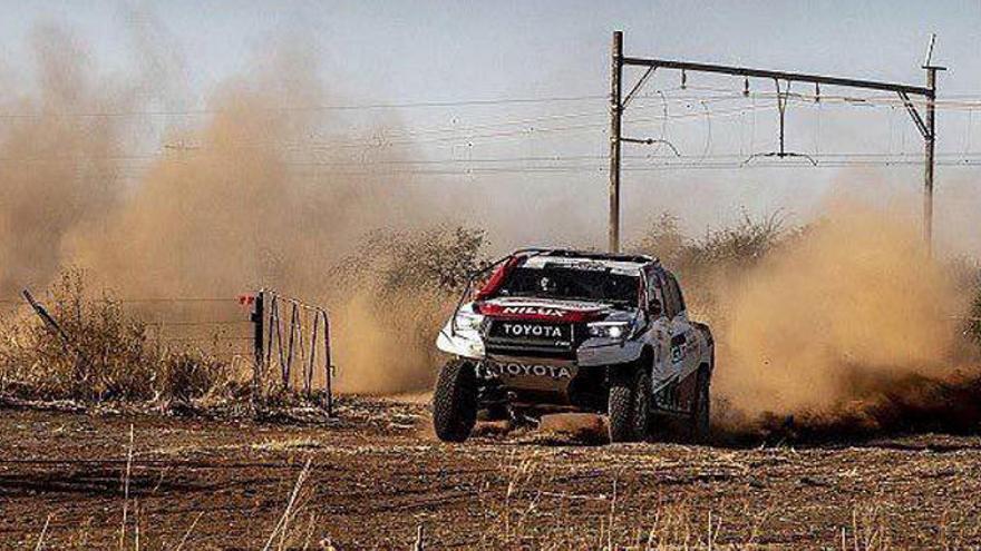 Fernando Alonso y Marc Coma con el Toyota en el rally de Sudáfrica