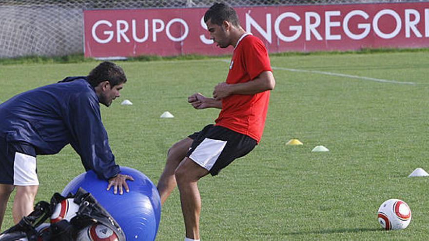 Adrián Martín comenzó ayer a tocar balón durante el entrenamiento del Zamora.