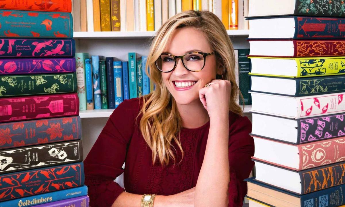 Reese Witherspoon, rodeada de libros.