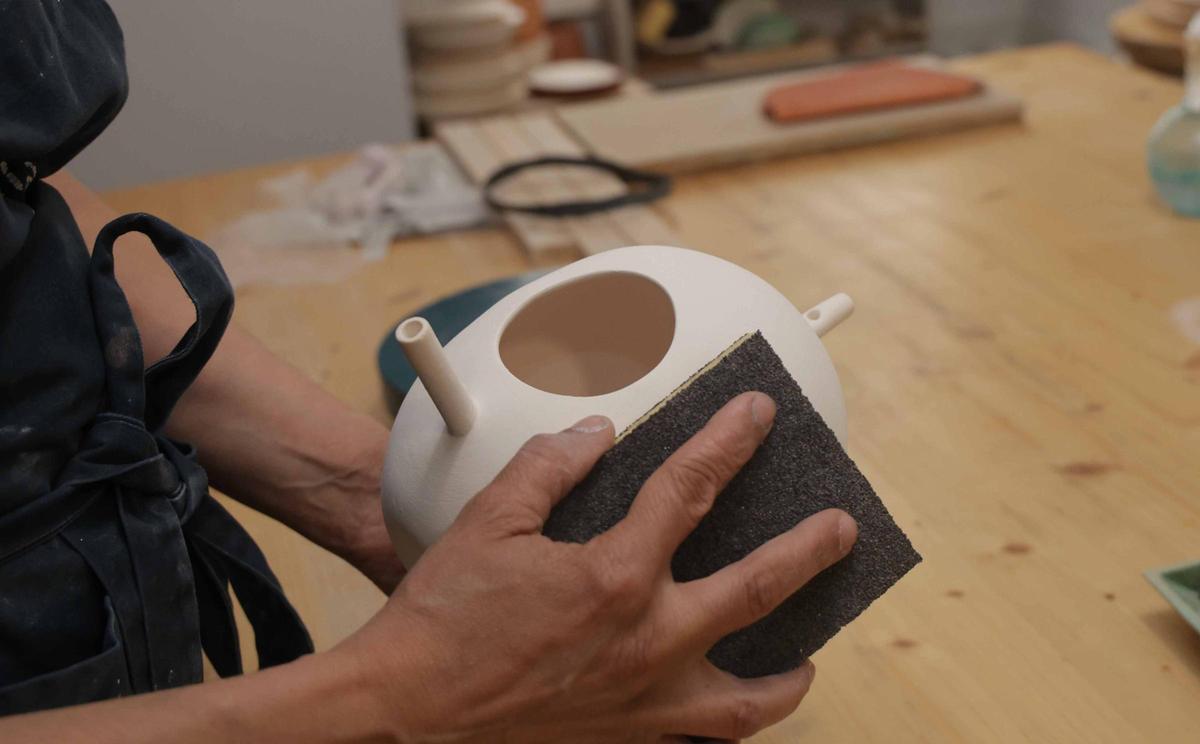 Olalla en su taller vigués Misoco Designs y algunas de las piezas que elabora, tanto funcionales como decorativas.