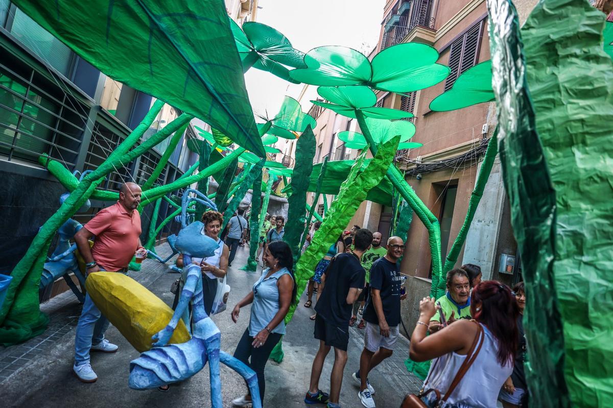 La calle Progrés se ha proclamado ganadora del concurso de decoraciones de la Fiesta Mayor de Gràcia de este año 2023. En esta ocasión, la temática en la que han trabajado los vecinos ha sido la película Bichos, bajo el nombre de Formigres.