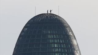 Dos personas escalan la torre Glòries de Barcelona y se hacen un selfi