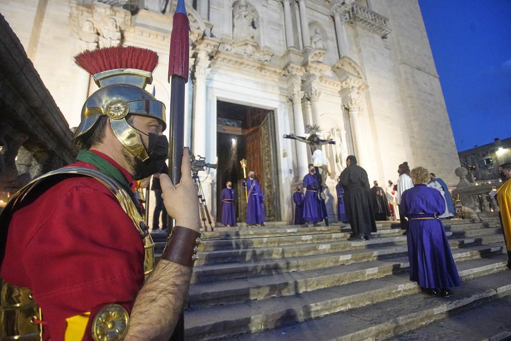 Girona viu el Divendres Sant amb l'acte de la Veneració de la Creu