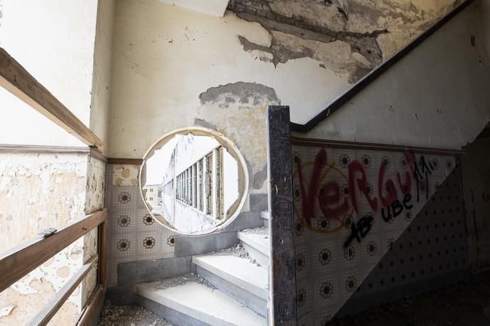 12.04.19.Las Palmas de Gran Canaria. Urbex / Reportaje con dos aficionados a la.exploración urbana de lugares abandonados.(urbex) en La Casa del Niño. Foto Quique Curbelo  | 12/04/2019 | Fotógrafo: Quique Curbelo