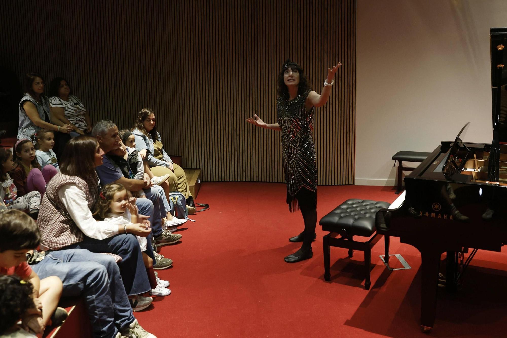 EN IMÁGENES: Así fue el concierto ambulante de jazz por las calles del casco histórico de Avilés