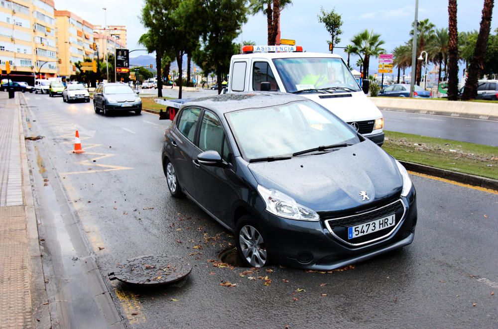 El paseo marítimo de Huelin y la calle Pacífico amanecían inundadas por el agua y provocando retenciones de tráfico.