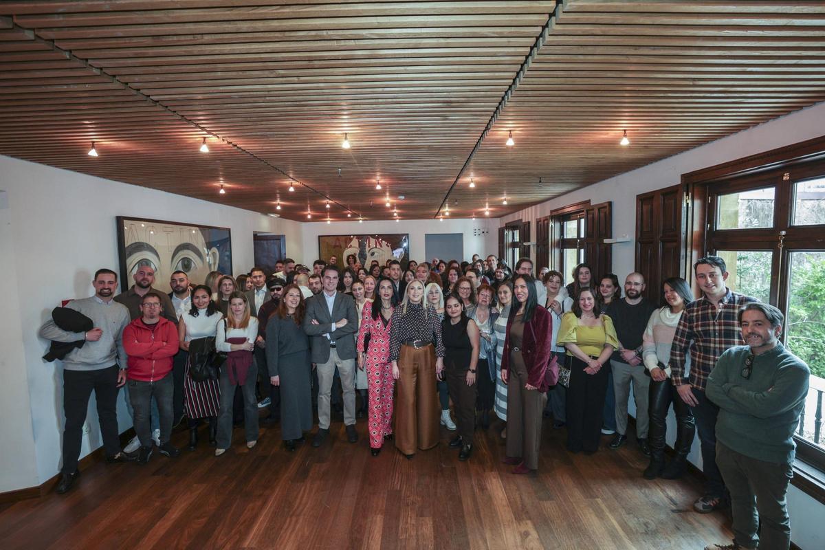 Los asistentes posan antes de empezar a comer en un hall del palacio.