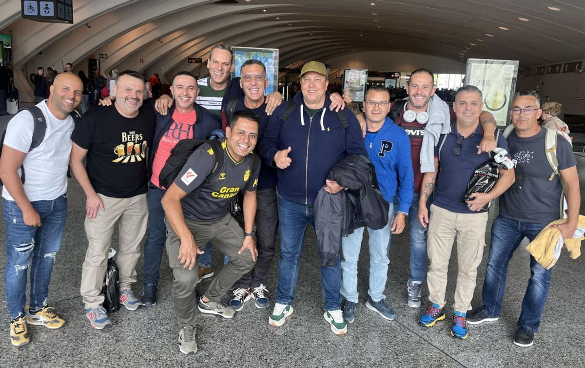 El abonado Francisco Hernández -con la elástica negra en primer término-, junto a René Pérez -detrás, 5ºi-, ayer, en el Aeropuerto de Bilbao, con el resto del grupo.