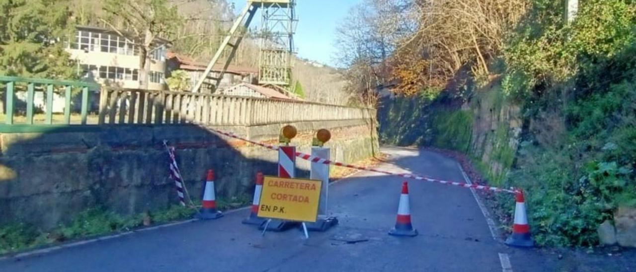 La carretera cortada a la altura del Pozo Samuño, en La Nueva. | D. O.