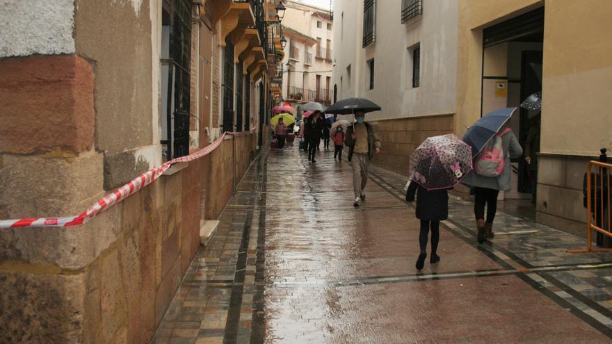 Una cinta de Bomberos alerta en Lorca del peligro de desprendimientos de un inmueble frente al colegio de las Mercedarias