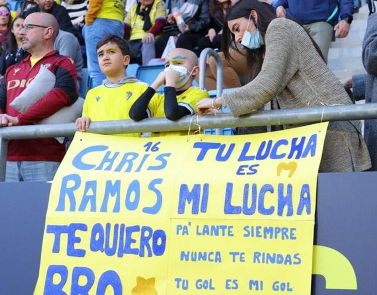 Marco Brun, en el centro de la imagen, con una pancarta en Cádiz.