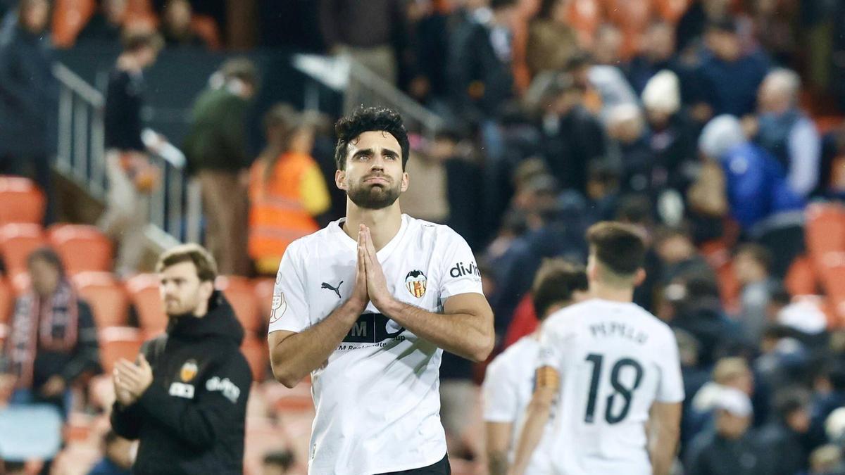 Cömert, que está jugando sus mejores partidos cuando se acerca el fin de su contrato, pide perdón a la afición