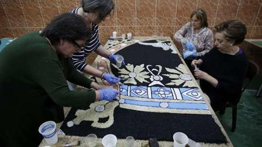 Unas mujeres, ayer, preparando una de las alfombras del Corpus.