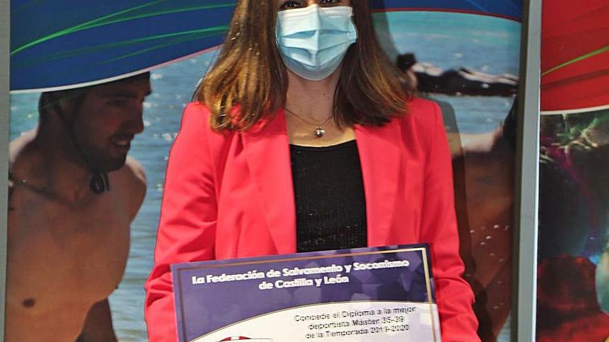 Cristina García posa con el diploma a su nombre. | FECLESS