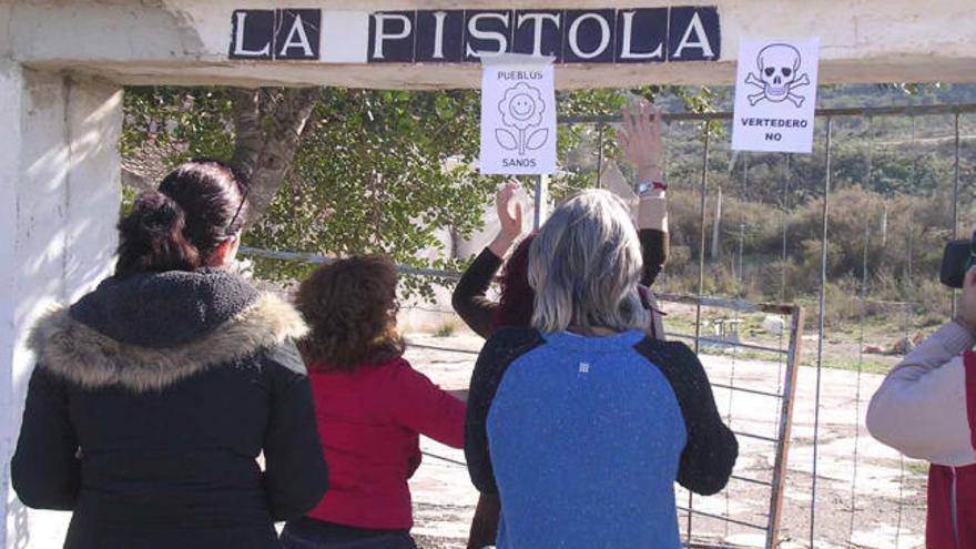 Vecinos de Torremendo protestando ante la finca de Fenoll, en imagen de archivo.