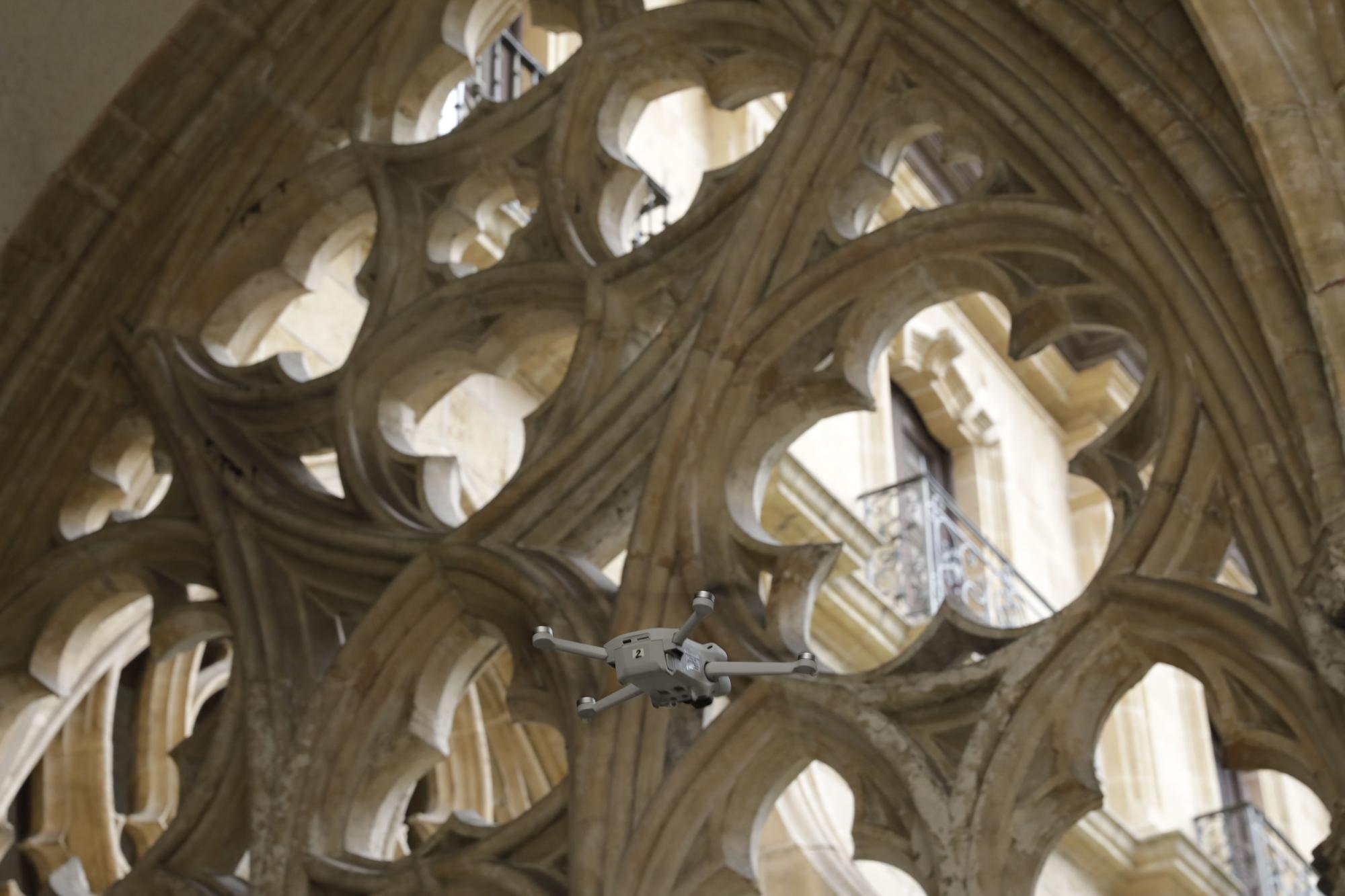 Drones volando en la Catedral de Oviedo: Iñaki Terán graba vídeos inéditos en el templo