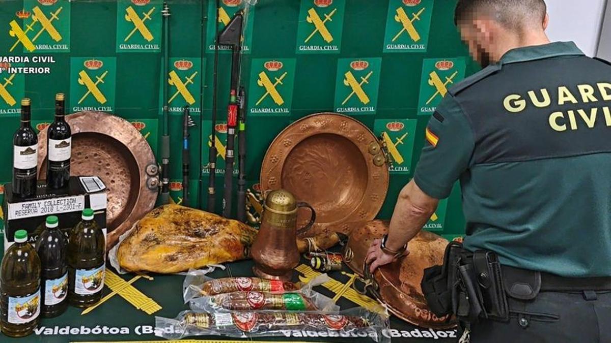 Parte de los objetos recuperados por la Guardia Civil.