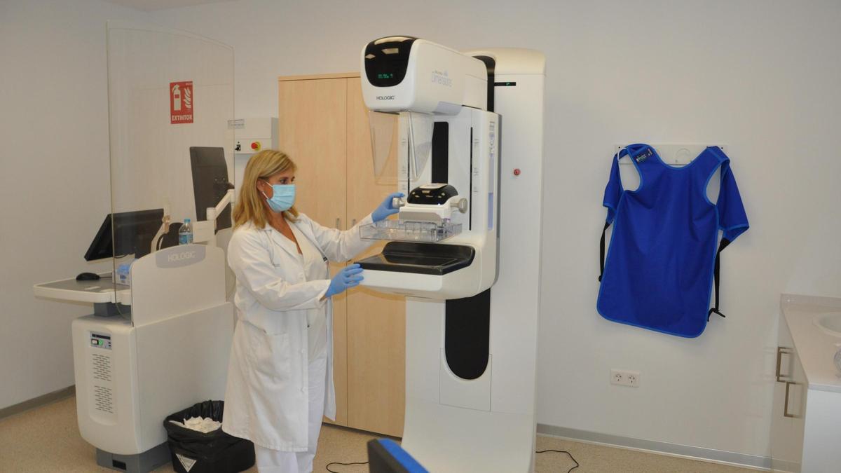 Un aparato para hacer mamografías en la sanidad pública