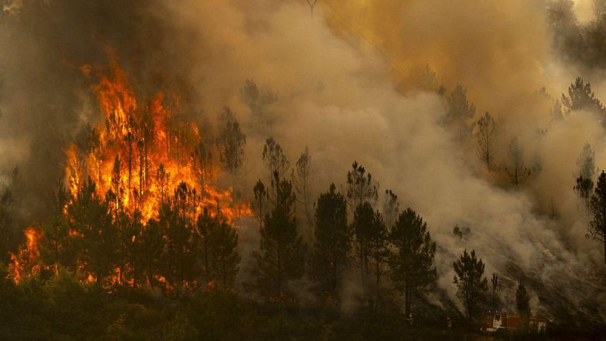 Una cordillera de fuego asola el Macizo Central de Ourense y Verín sufre un peligroso incendio cerca de casas