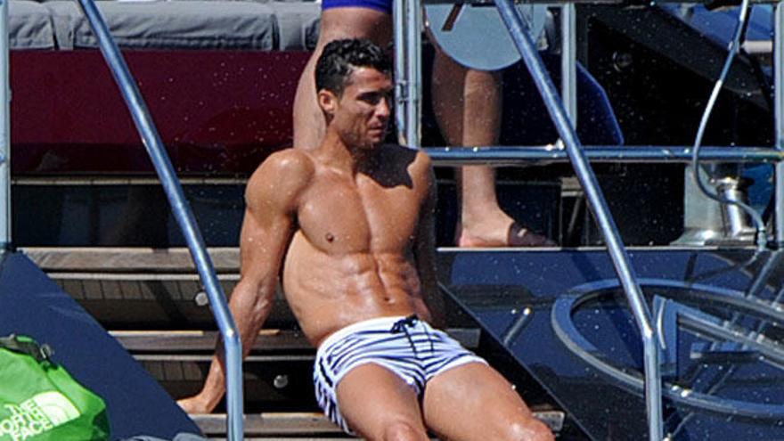 Cristiano Ronaldo luce abdominales en un yate.