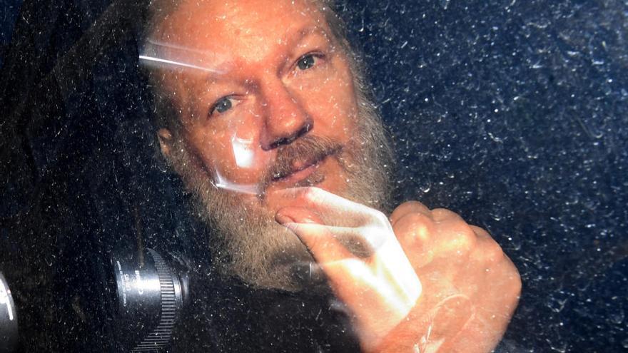 Julian Assange tras ser condenado el pasado abril.