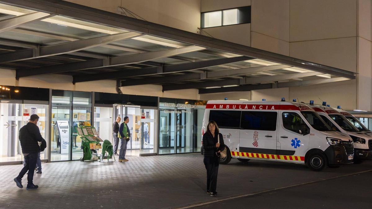 Ambulancias a la puerta del hospital La Fe de València hace unos días.