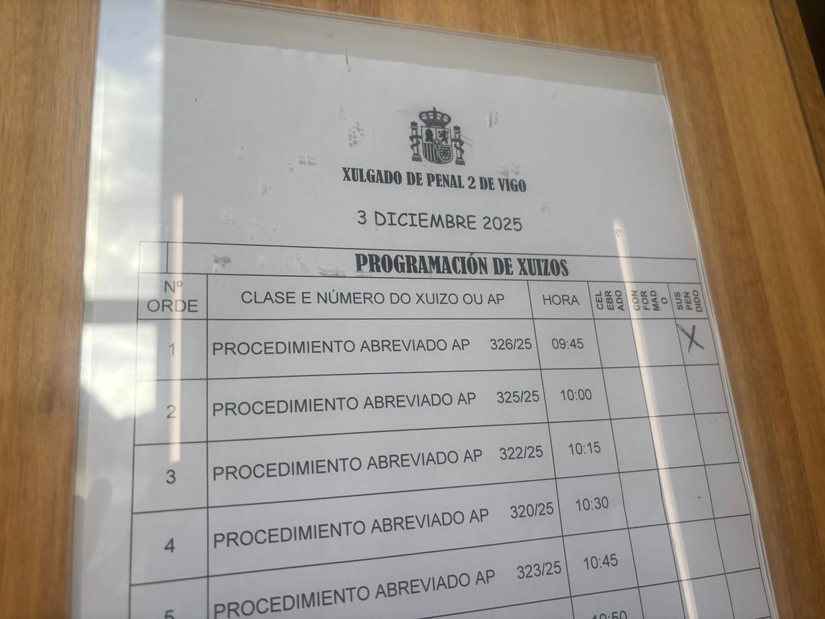 Aviso de la suspensión de un juicio debido a la avería que dejó sin luz a parte de la Ciudad de la Justicia.