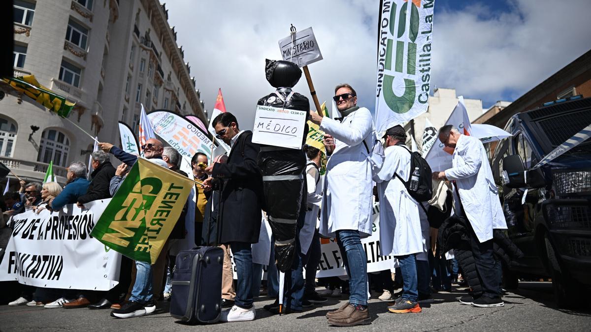İSPANYA DOKTORLAR GREV | İspanya'nın dört bir yanından doktorlar 9-12 Aralık tarihleri arasında ulusal grevi sonlandırdılar: “Meslek artık yeter dedi”
