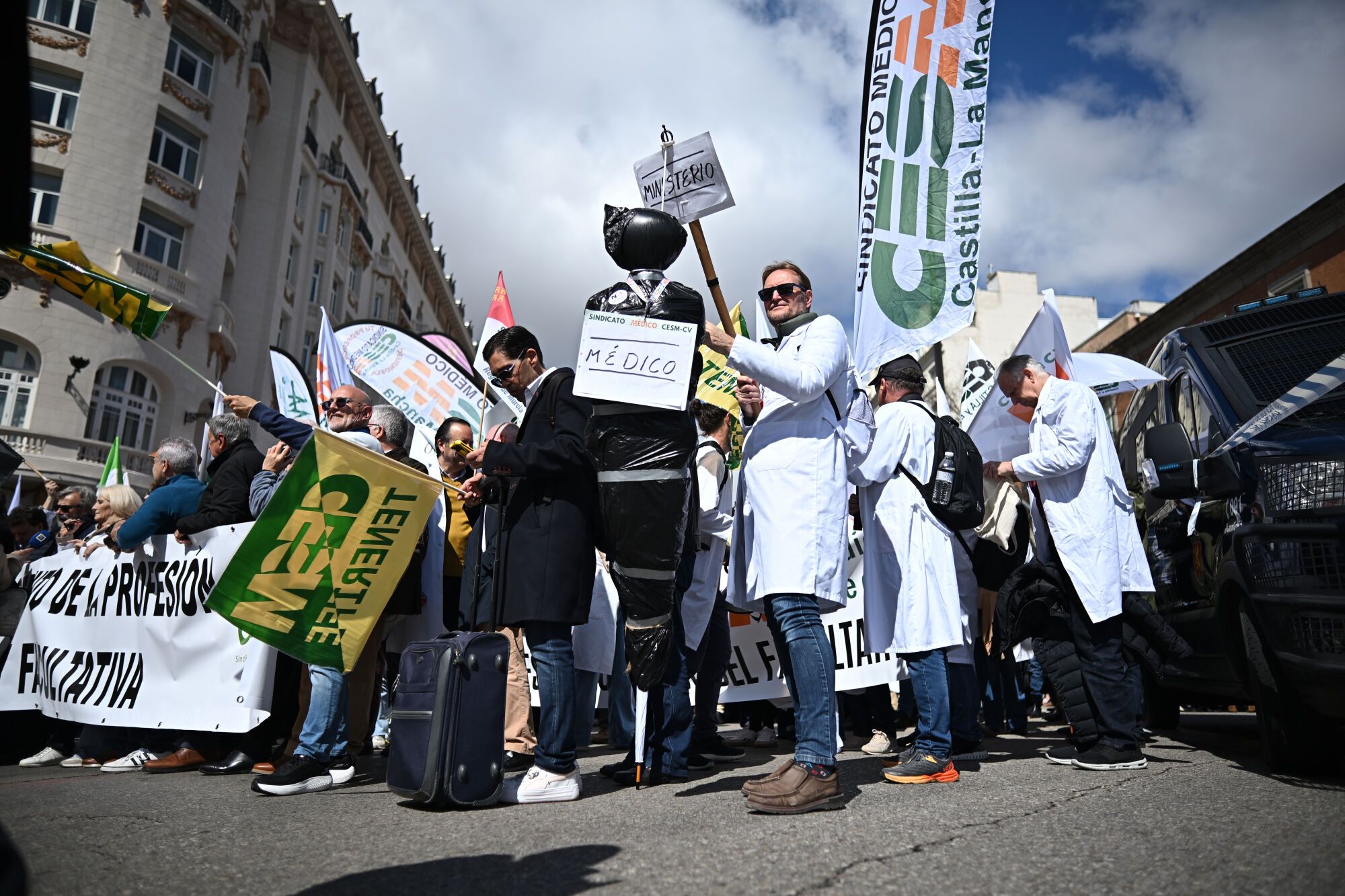 MADRID (ESPAÑA), 05/04/2025.- Vista de la manifestación convocada por la Confederación Española de Sindicatos Médicos (CESM), que ha partido este sábado desde la Plaza de las Cortes de Madrid, bajo el lema “Por un estatuto propio de la profesión médica y facultativa”, contra el borrador del Estatuto Marco que regulará las condiciones laborales del personal sanitario. EFE/ Fernando Villar