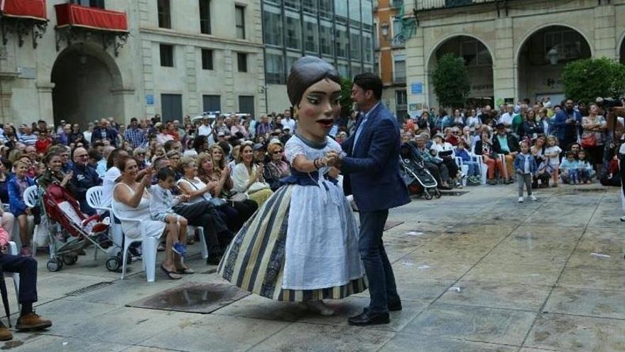 El alcalde baila durante uno de los actos del 9 d&#039;Octubre en Alicante el pasado año