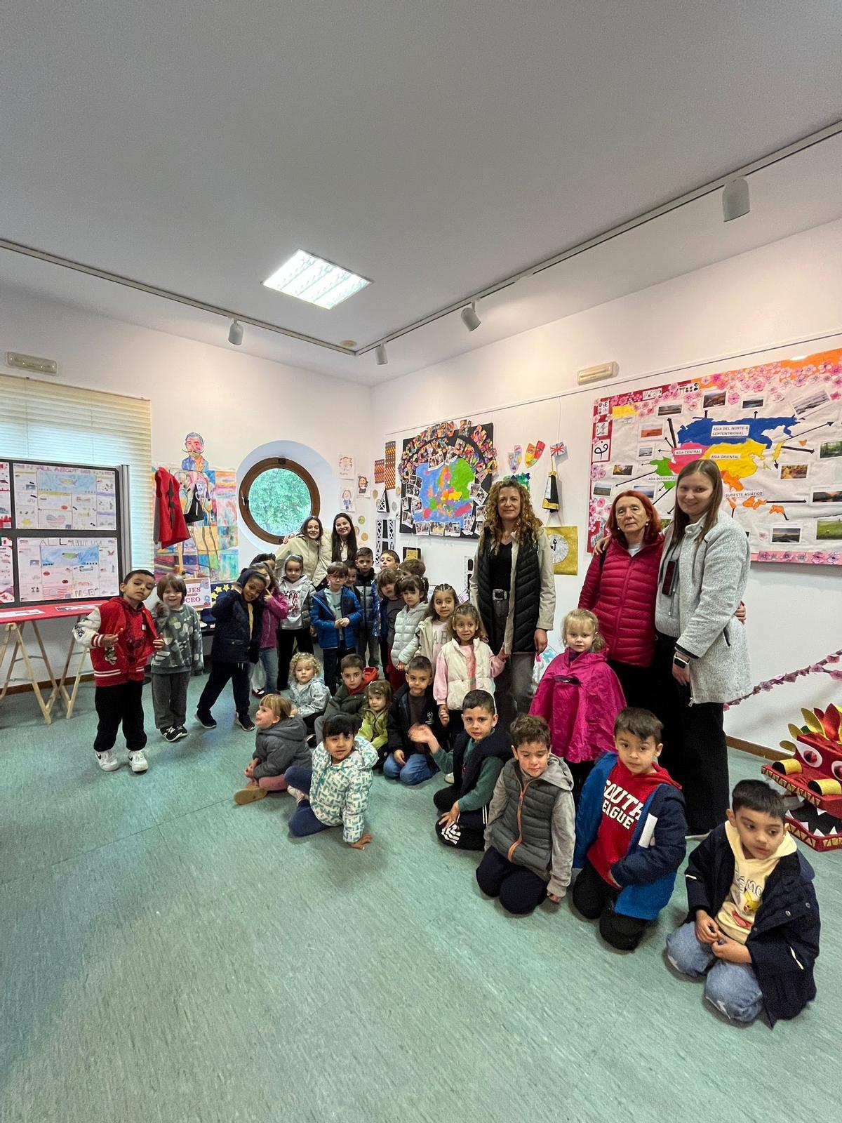 Alumnos y profesoras del colegio, en la exposición.