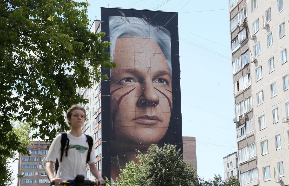 Un mural dedicado a Assange en un barrio de Moscú.