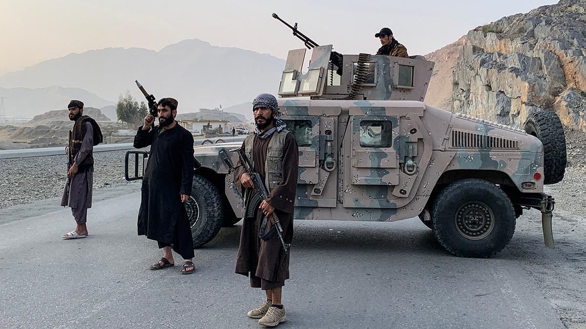 Personal de seguridad talibán, de guardia cerca del cruce fronterizo de Torkham, entre Afganistán y Pakistán, en la provincia de Nangarhar, el 27 de febrero de 2026. Personal de seguridad talibán, de guardia cerca del cruce fronterizo de Torkham, entre Afganistán y Pakistán, en la provincia de Nangarhar, el 27 de febrero de 2026.