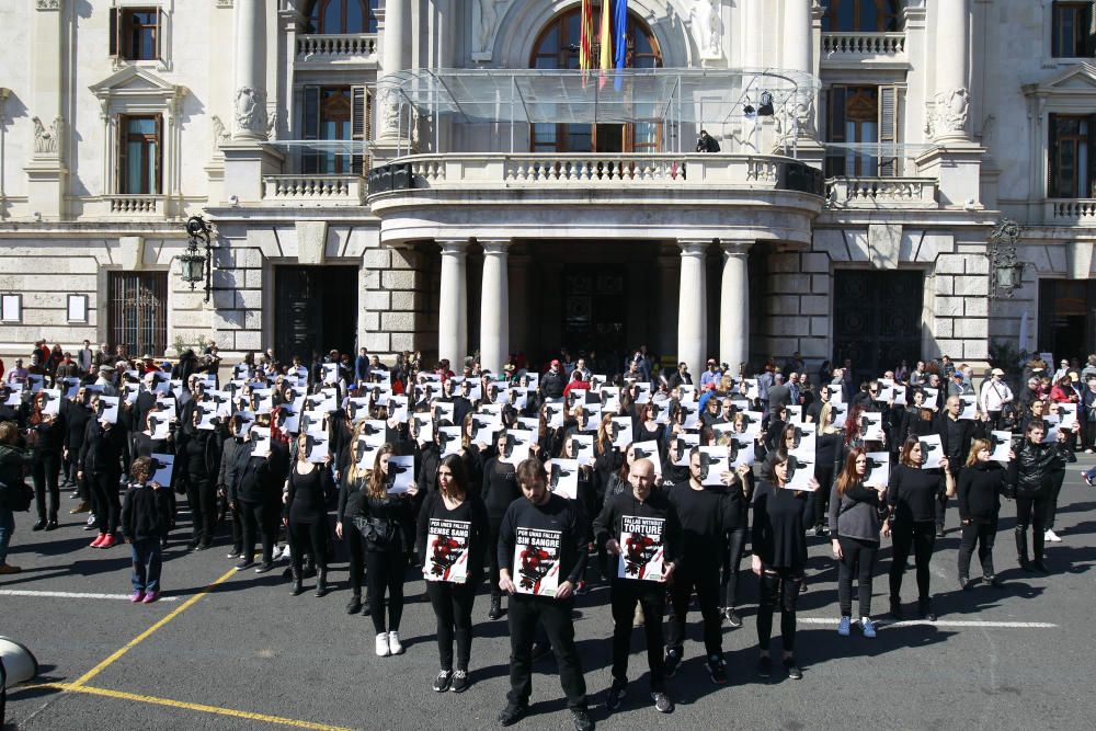 Los antitaurinos se concentran a las puertas del ayuntamiento de Valencia