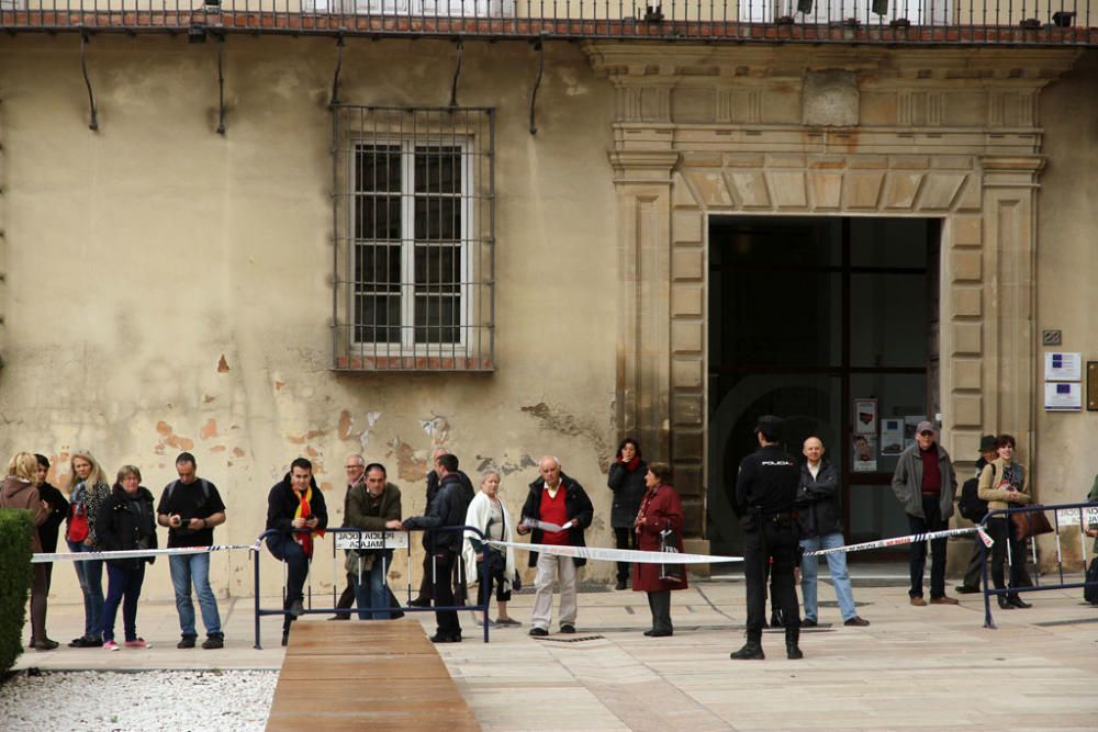 François Hollande y Mariano Rajoy son recibidos con honores junto al Ayuntamiento de Málaga. Antes del almuerzo, han visitado el Museo de Málaga.