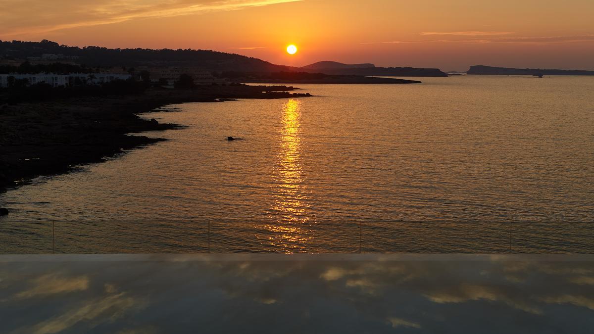 Las vistas a la puesta de sol desde Can Salia son de una belleza increíble.