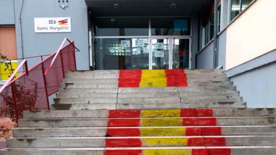 Una bandera de España en las escalinatas del IES Santa Margalida