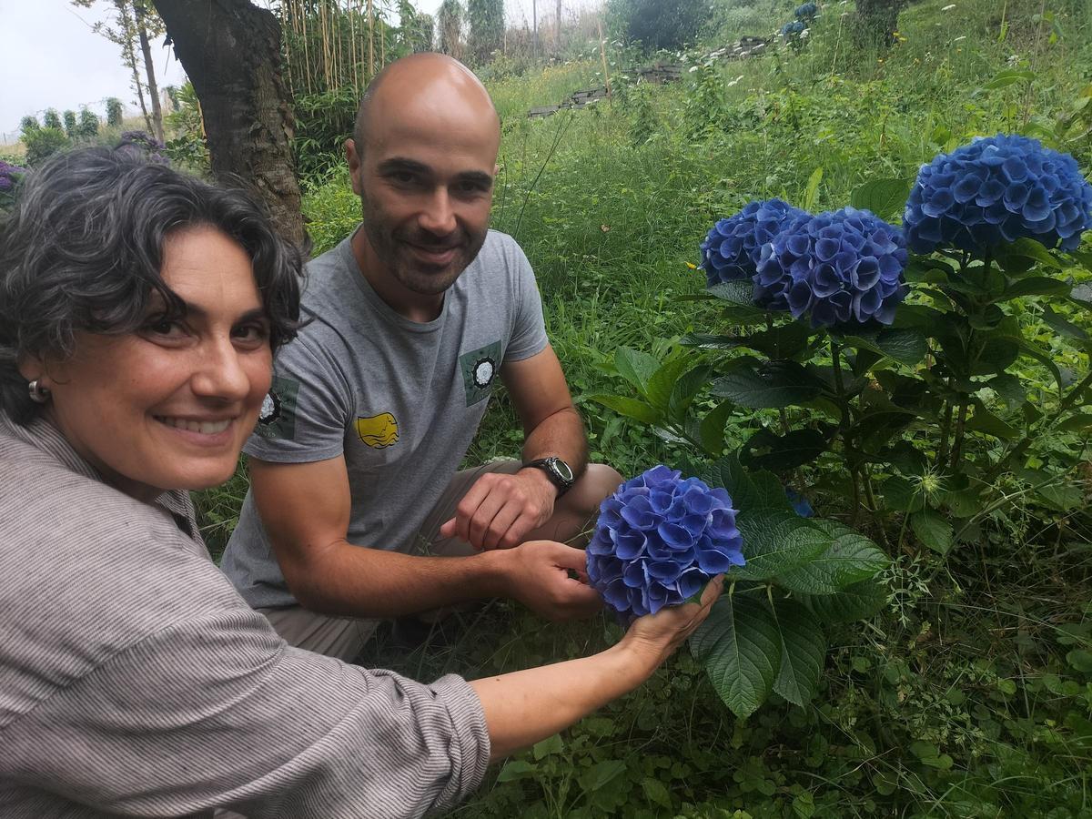Marián Parra y Nike García con una planta.