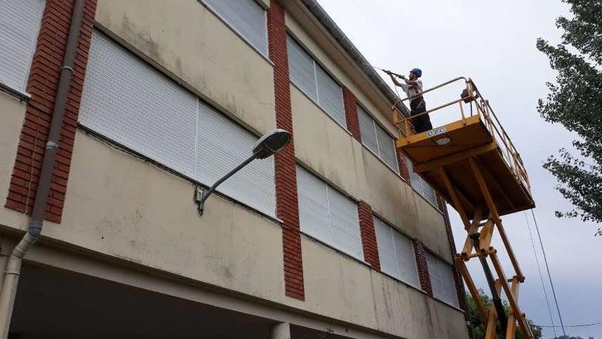 Obras de mantenimiento en uno de los colegios de Marín. // FdV