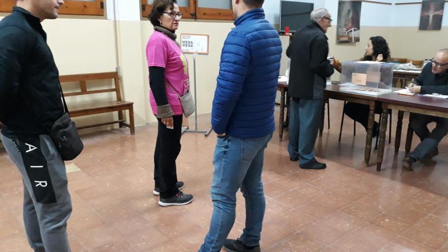 Els primers votants a Sant Pere de Figueres.