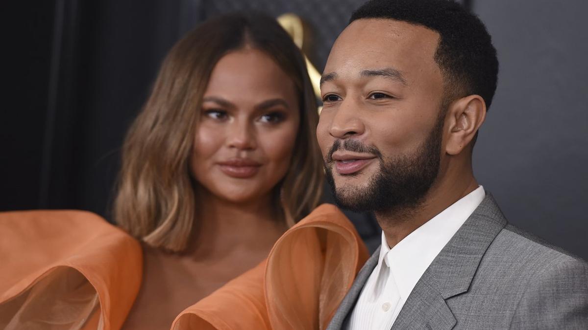 Chrissy Teigen y John Legend, a su llegada a la gala de los Grammy.