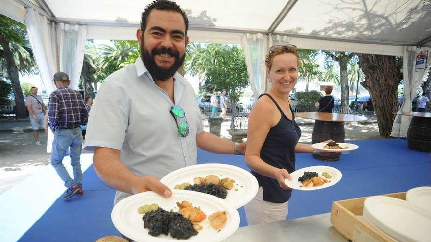 Dos comensales, en la pasada edición de la fiesta de la vieira de Cambados. // Iñaki Abella