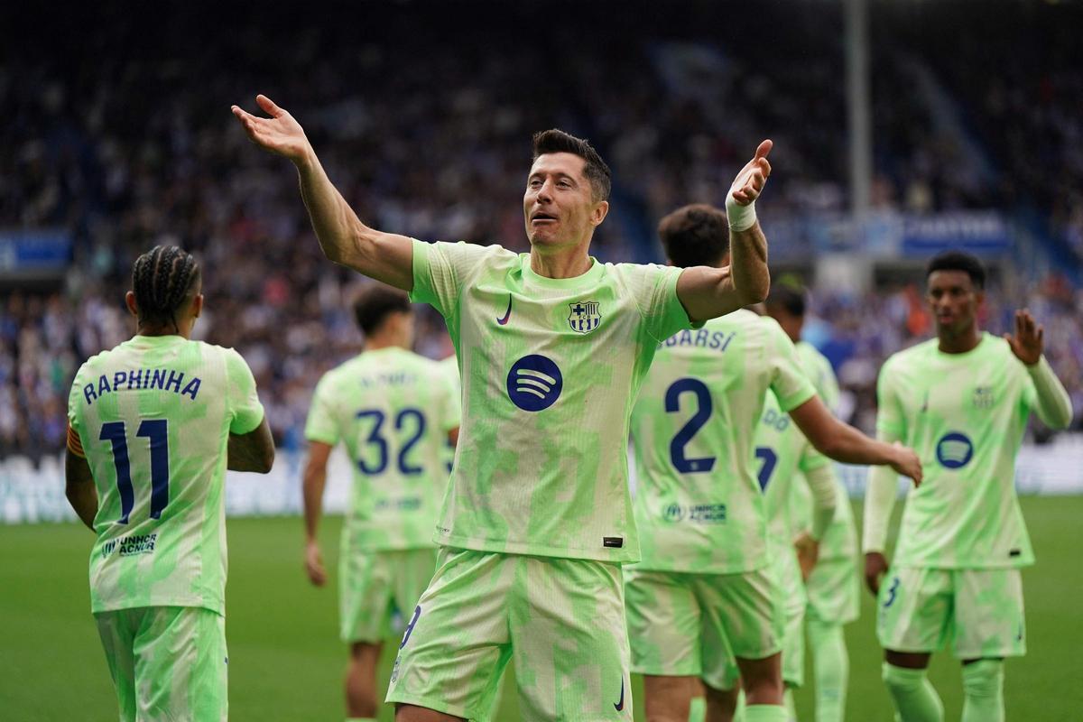 Lewandowski celebra el 0-1 al Alavés tras un gran centro de Raphinha en Mendizorroza.