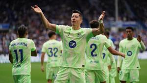 Lewandowski celebra el 0-1 al Alavés tras un gran centro de Raphinha en Mendizorroza.